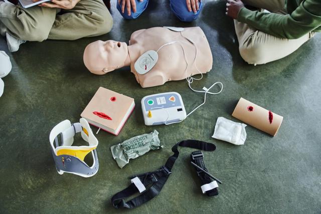 Cara Menggunakan AED dalam Keadaan Darurat di Kantor
