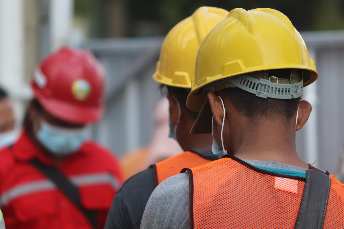 6 Fungsi Helm Safety dalam Keselamatan dan Kesehatan Kerja