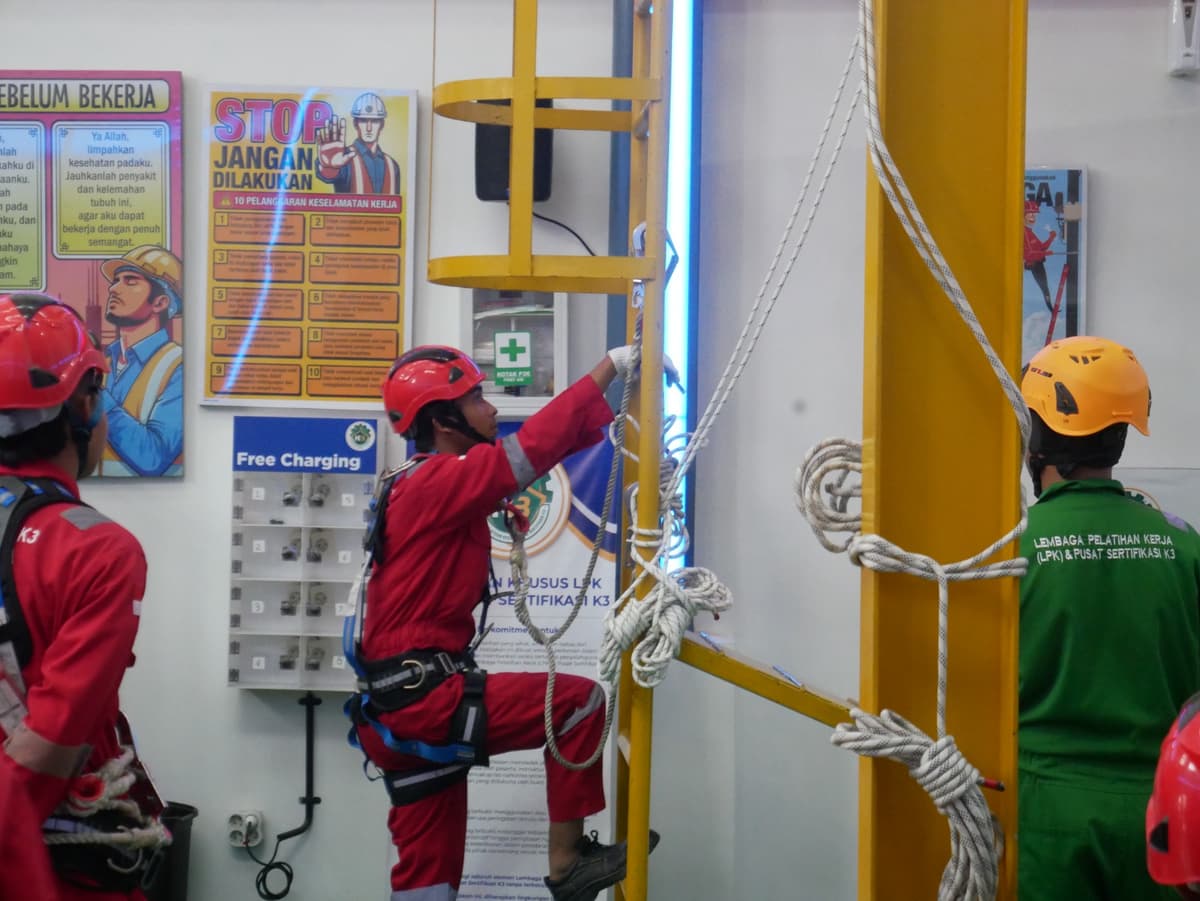 Tenaga Kerja Bangunan Tinggi Tingkat 2 (TKBT) Batch 303